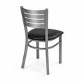 Chaise en métal avec siège en cuir synthétique noir